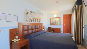 Minibar, una cassaforte in camera, una scrivania, postazione laptop