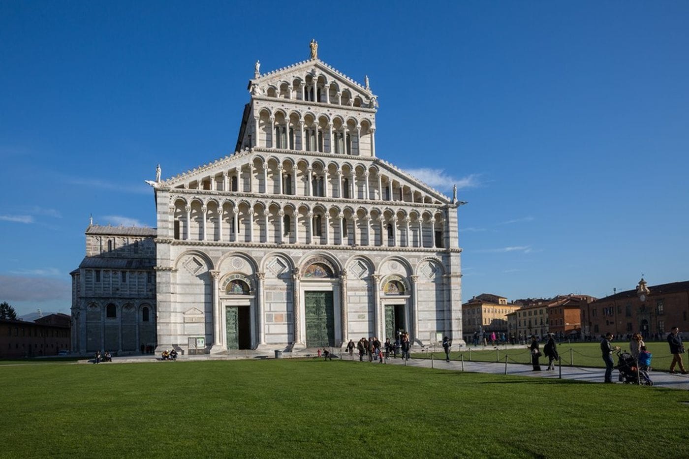 Un grande edificio storico con un'imponente entrata centrale e diverse arcate.