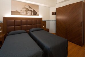 Classic Twin Room | Minibar, in-room safe, desk, laptop workspace - Hotel Terminus & Plaza (Pisa)