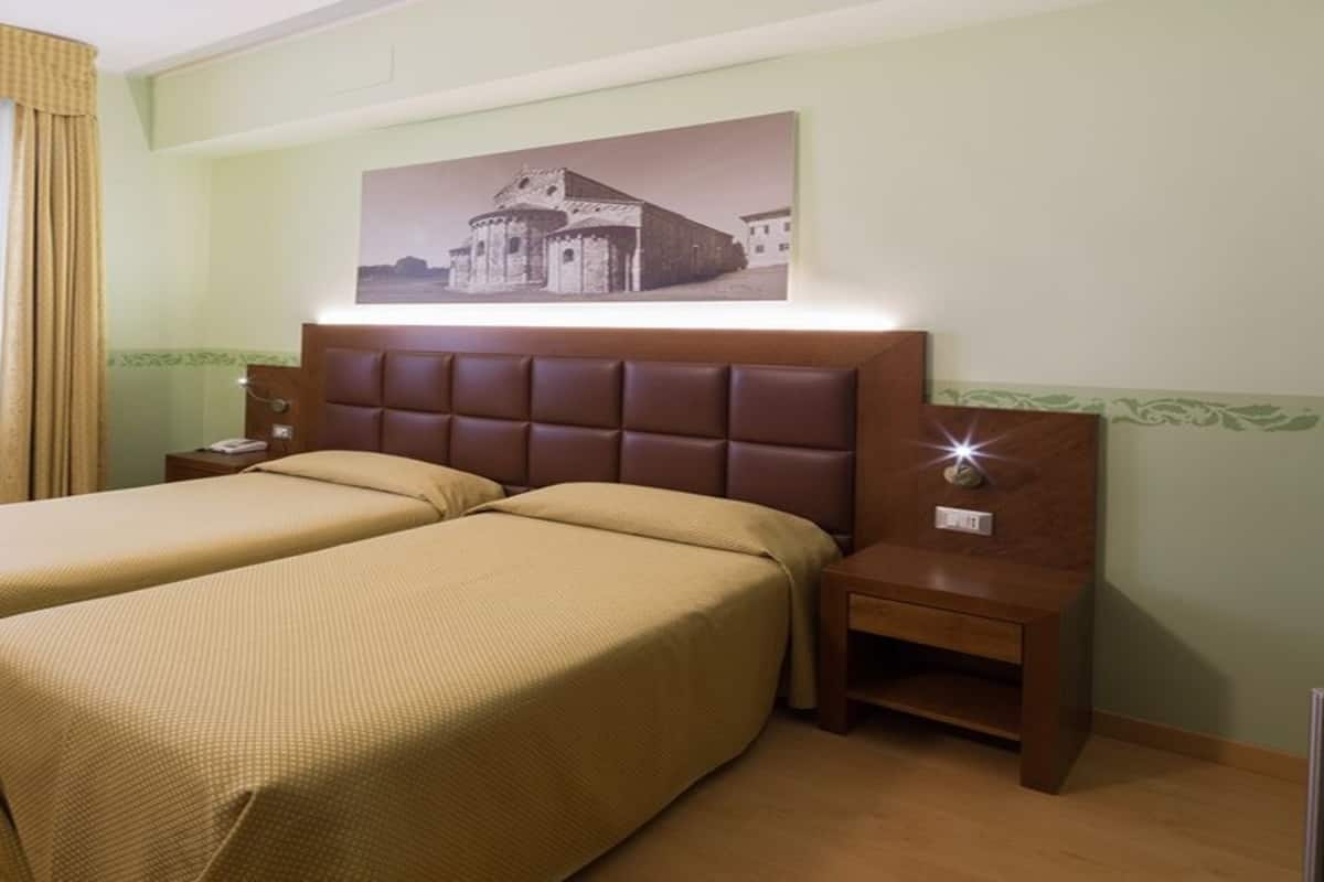 Superior Twin Room | 1 bedroom, minibar, in-room safe, desk