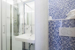 Sturta, regnsturtuhaus, snyrtivörur án endurgjalds, hárblásari