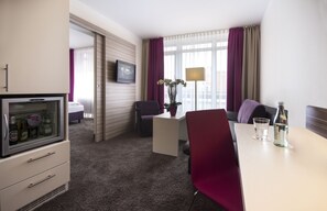 Studio Suite | Living room | 45-inch flat-screen TV with satellite channels, TV, streaming services - Hotel Mirabell by Maier Privathotels (Munich)
