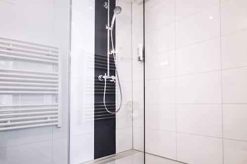 Suite studio | Douche de la salle de bain