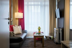 Studio Suite | Living area | 45-inch flat-screen TV with satellite channels, TV, streaming services - Hotel Mirabell by Maier Privathotels (Munich)
