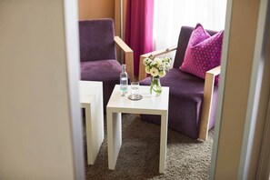 Studio Suite | Living area | 45-inch flat-screen TV with satellite channels, TV, streaming services - Hotel Mirabell by Maier Privathotels (Munich)