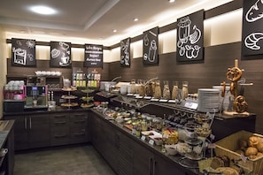 Café da manhã com buffet todos os dias (EUR 19.00 por pessoa) 