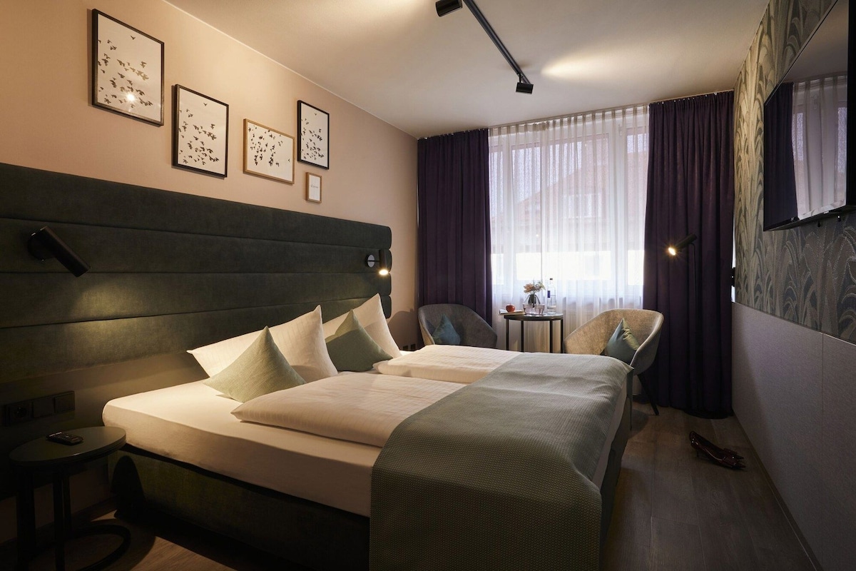 Minibar, Zimmersafe, Verdunkelungsvorhänge, schallisolierte Zimmer