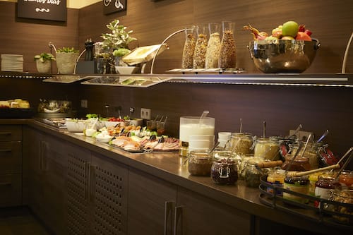 Buffet déjeuner servi tous les jours en supplément