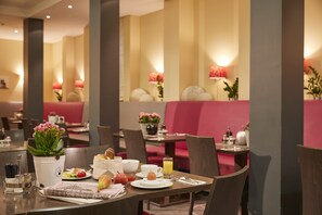 Desayuno buffet (EUR 22.00 por persona) 