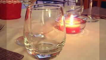 Breakfast, lunch, dinner served; Regional cuisine