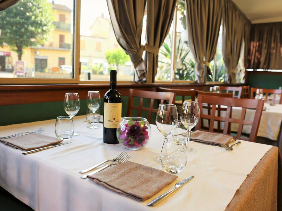 Serveert ontbijt, lunch, diner, regionale gerechten