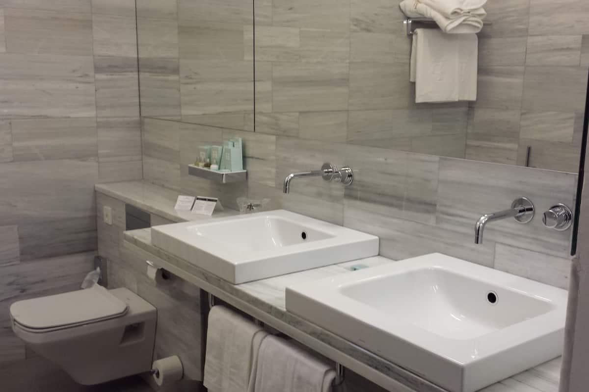 standard twin room | bathroom | free toiletries, hair dryer, slippers, towels