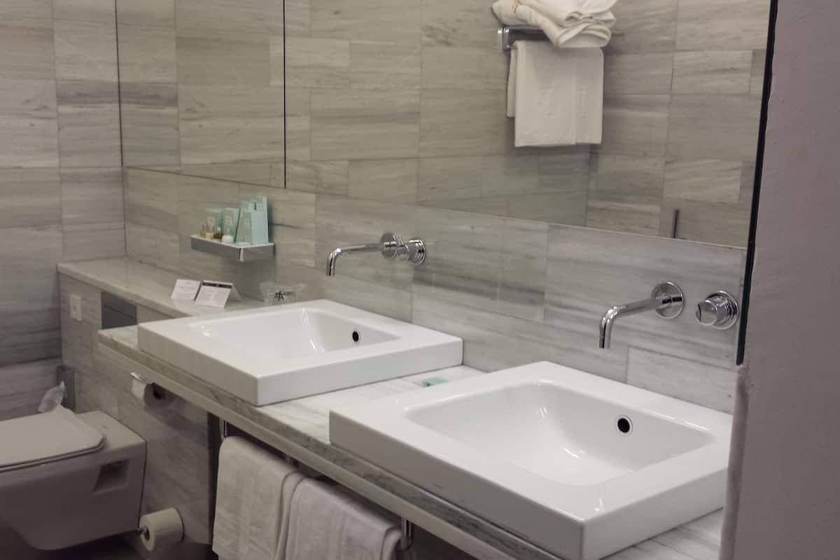 Standardværelse med 2 enkeltsenge | Badeværelse | Gratis toiletartikler, hårtørrer, hjemmesko, håndklæder