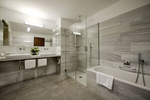 Amenidades de baño gratuitas, secadora de cabello, pantuflas, toallas 