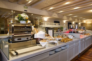 Daily continental breakfast (EUR 24 per person)