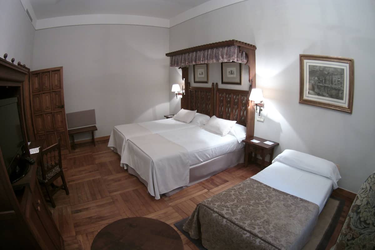 Premium-sengetøj, minibar, pengeskab på værelset, skrivebord