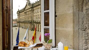 Daily continental breakfast (EUR 24 per person)