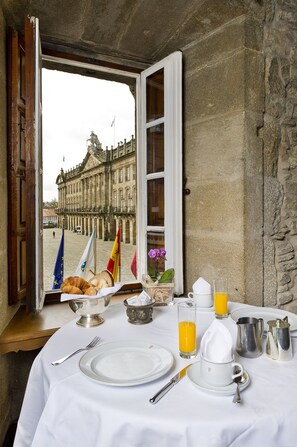 Daily continental breakfast (EUR 24 per person)