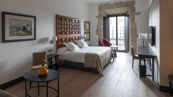 Ropa de cama de alta calidad, minibar, caja fuerte y escritorio