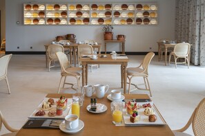 ランチ、ディナーに営業
