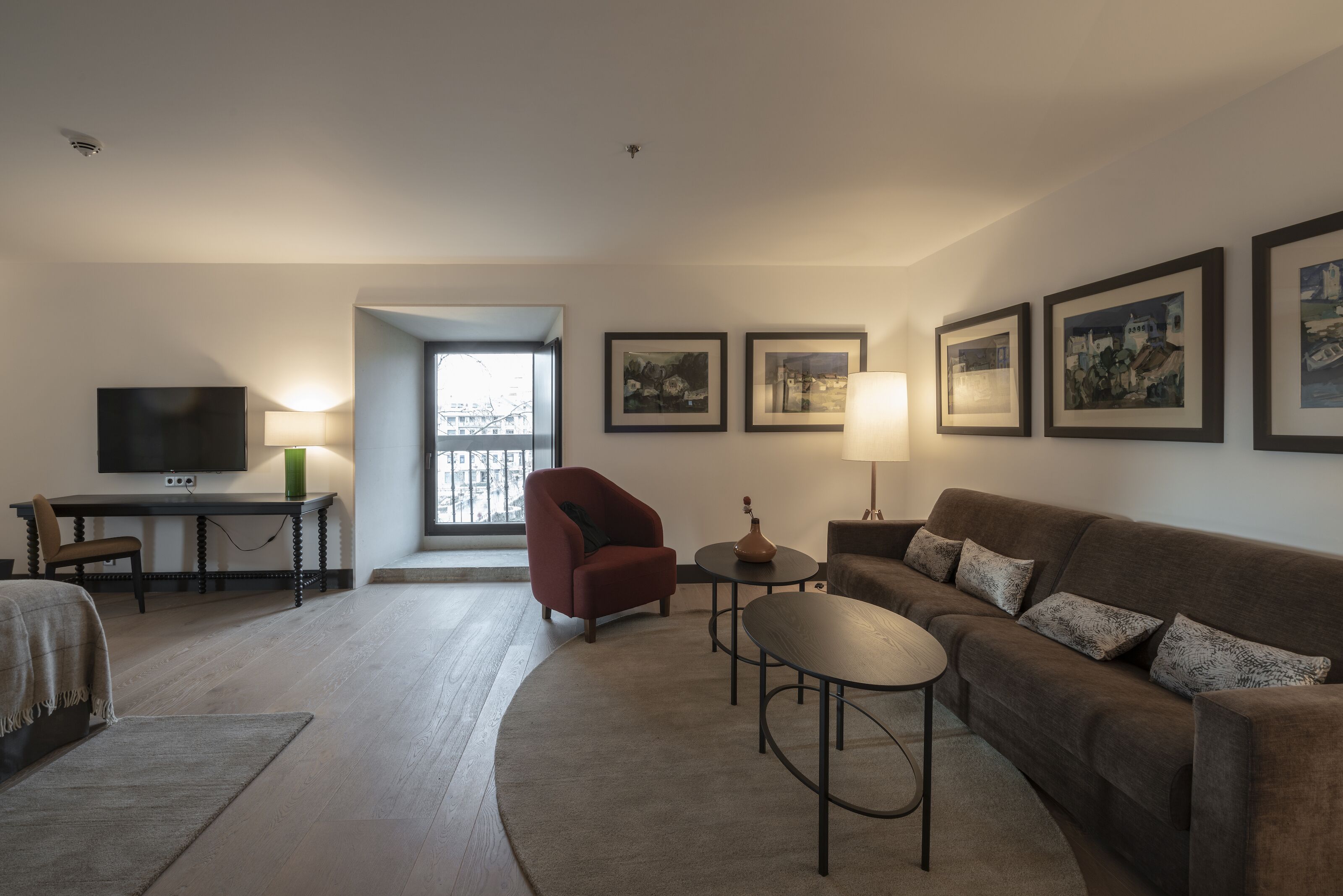 Luxe beddengoed, een minibar, een kluis op de kamer, een bureau