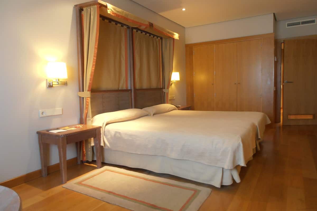 egyptian cotton sheets, premium bedding, down duvets, minibar