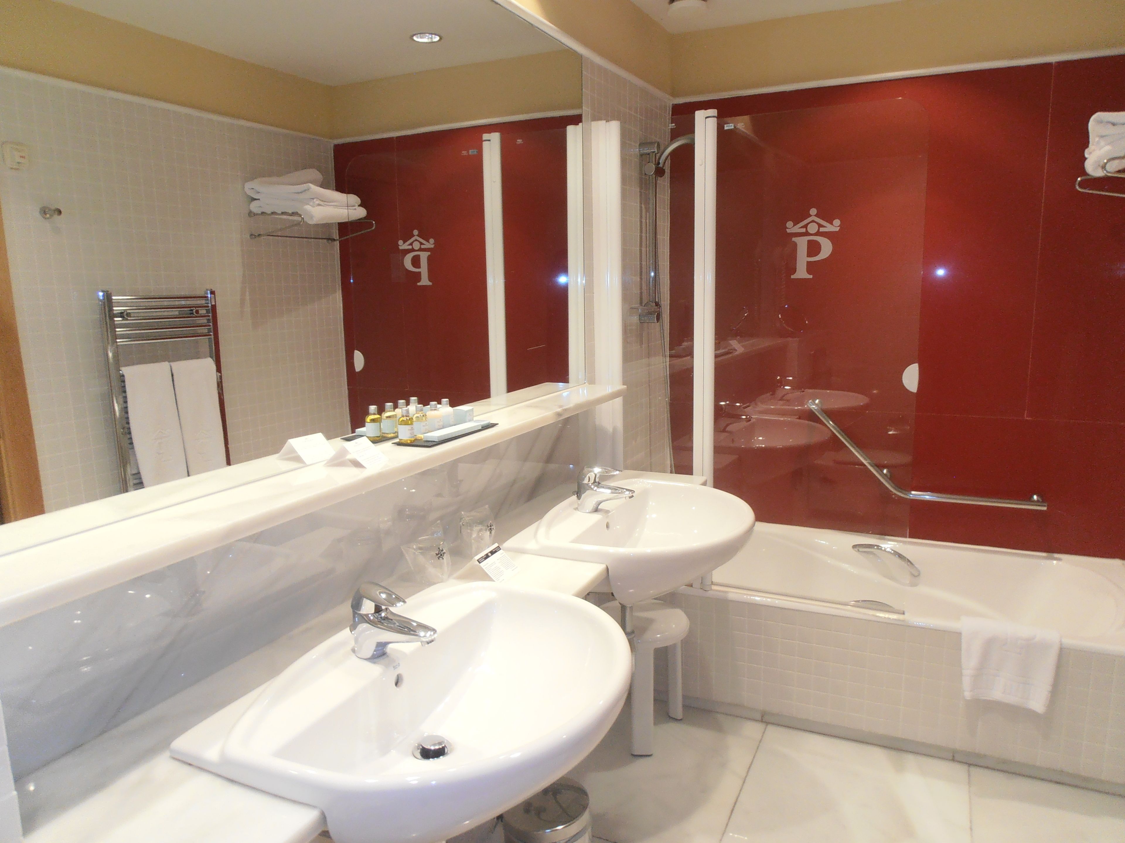 Un bagno con due lavandini, una vasca e una doccia.