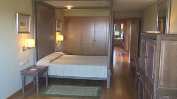 Junior Suite | Egyptian cotton sheets, premium bedding, down duvets, minibar