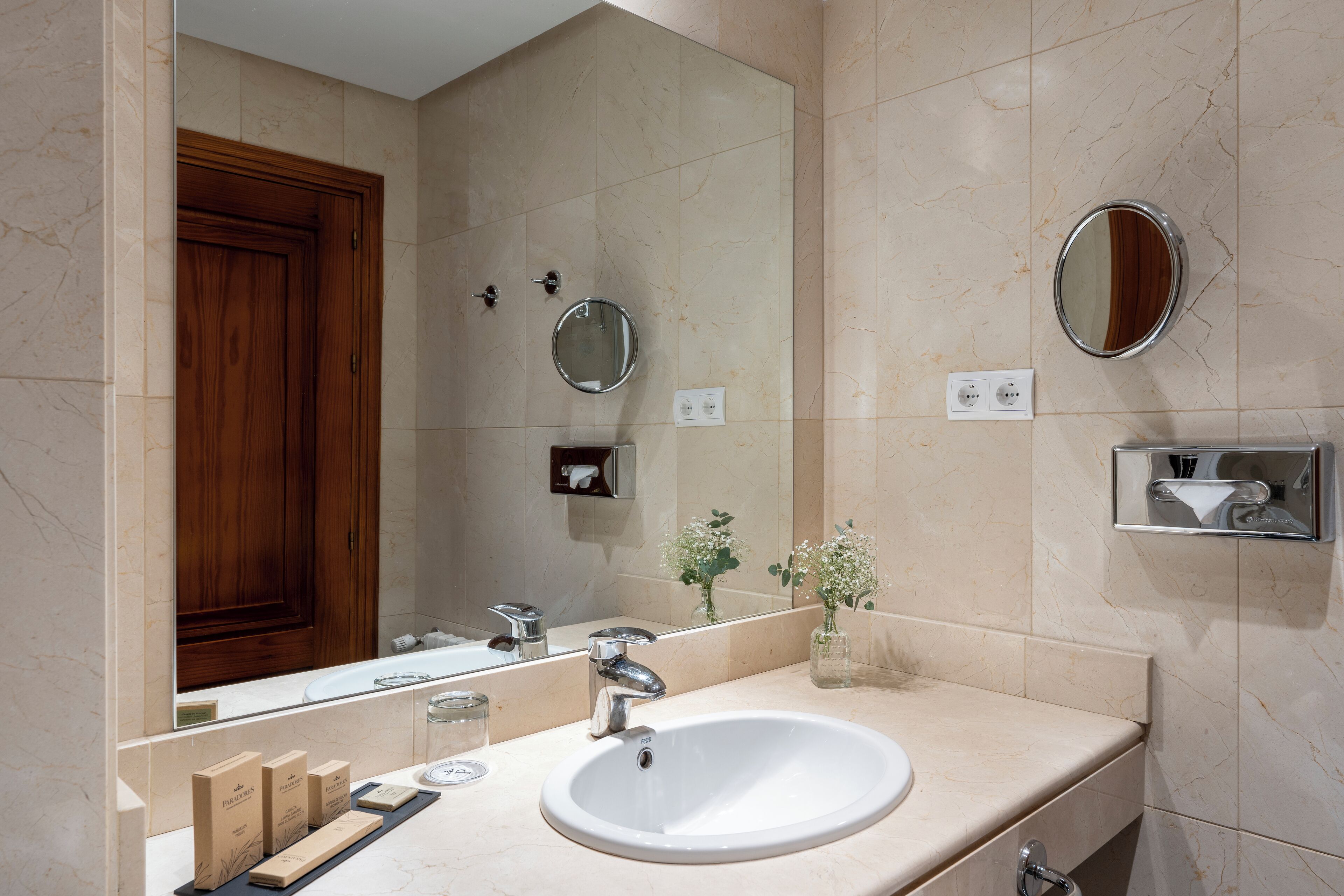 duplex | bathroom | bathtub, free toiletries, hair dryer, bidet