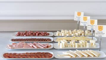 Una presentació de diferents formatges i embutits en plats.
