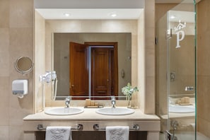 Bathtub, free toiletries, hair dryer, bidet
