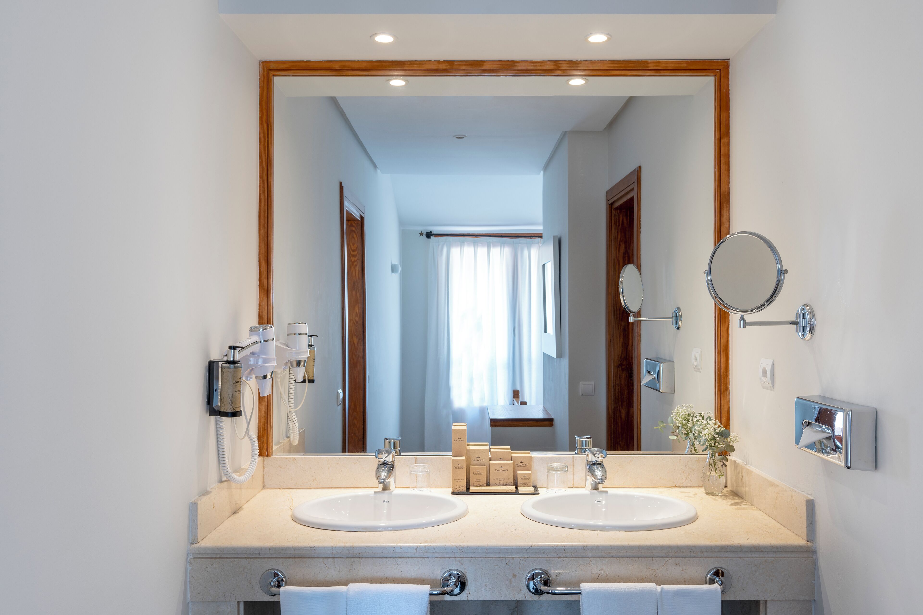 duplex | bathroom | bathtub, free toiletries, hair dryer, bidet