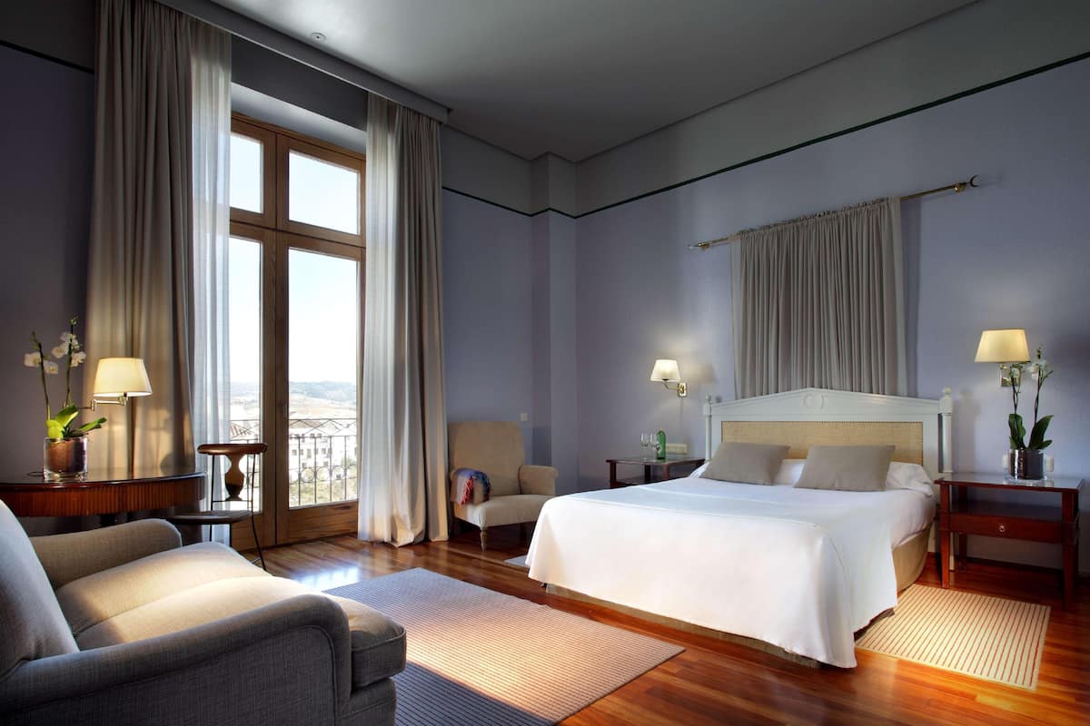 Premium bedding, minibar, in-room safe, desk