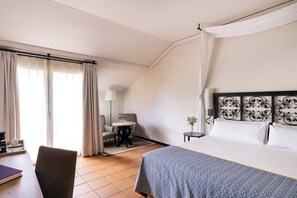 Habitación doble superior | Minibar, caja de seguridad en la habitación y escritorio 