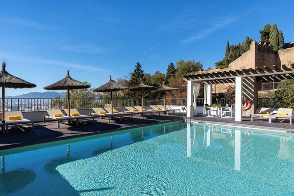 Seasonal outdoor pool, sun loungers