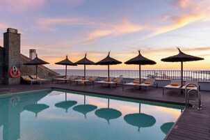 Outdoor pool, sun loungers