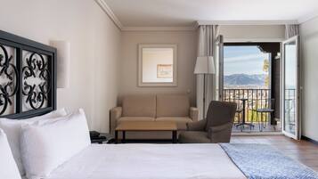 Minibaari, tallelokero huoneessa, työpöytä, silitysrauta/-lauta