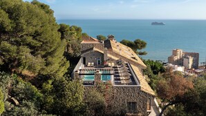 A stone house with a rooftop pool and a view of the sea. - Parador de Malaga Gibralfaro  (Málaga)