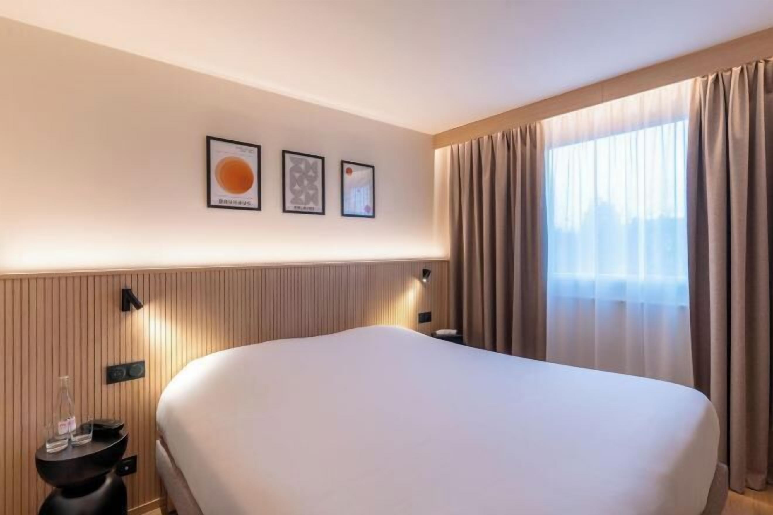 Schreibtisch, laptopgeeigneter Arbeitsplatz, Verdunkelungsvorhänge