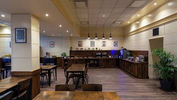 Petit déjeuner buffet (13 EUR par personne)