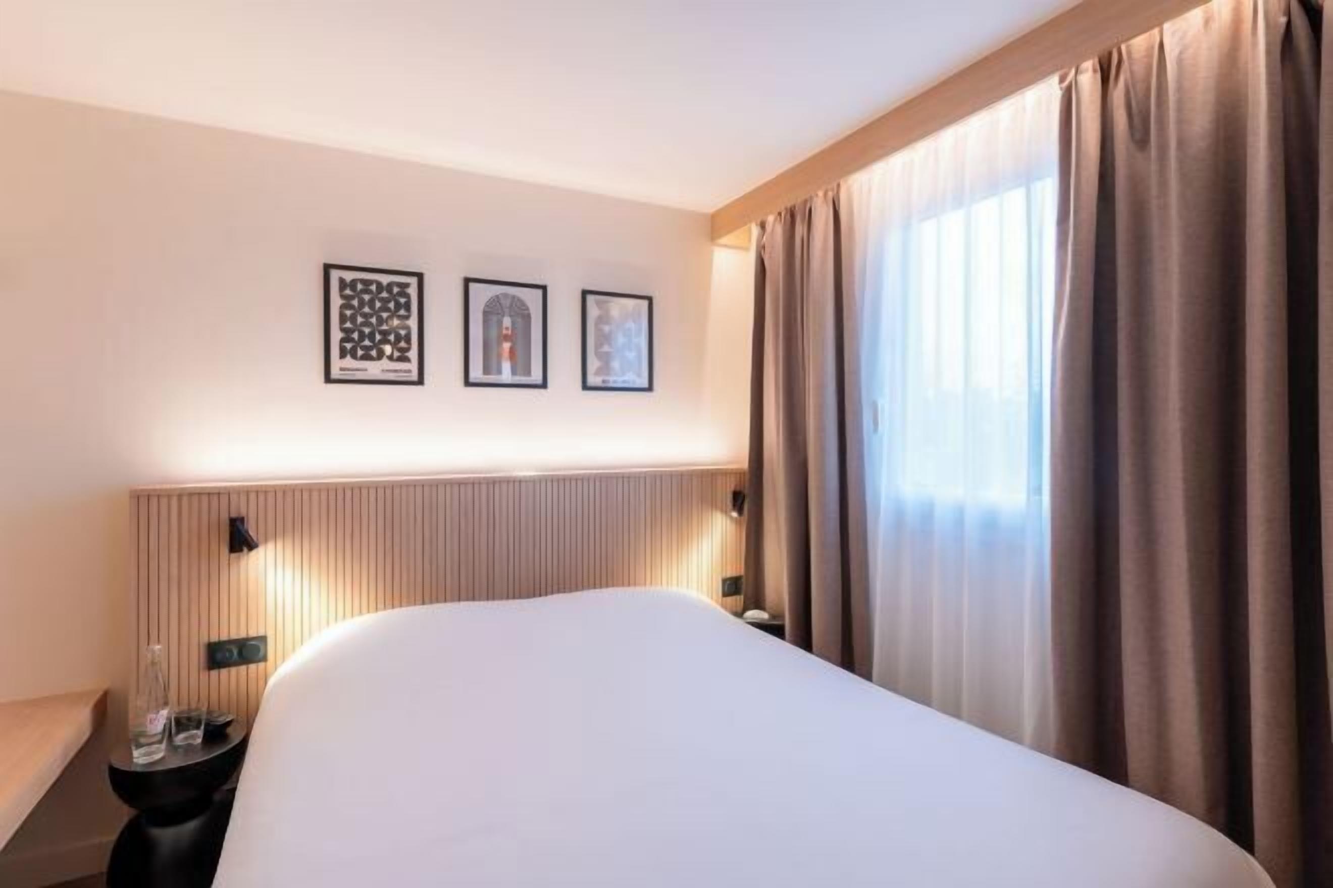 Schreibtisch, laptopgeeigneter Arbeitsplatz, Verdunkelungsvorhänge