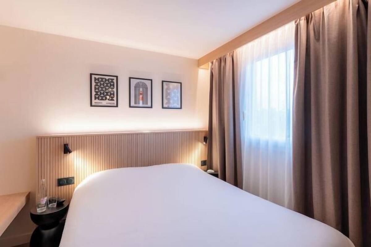 Bureau, espace de travail pour ordinateur portable, rideaux occultants