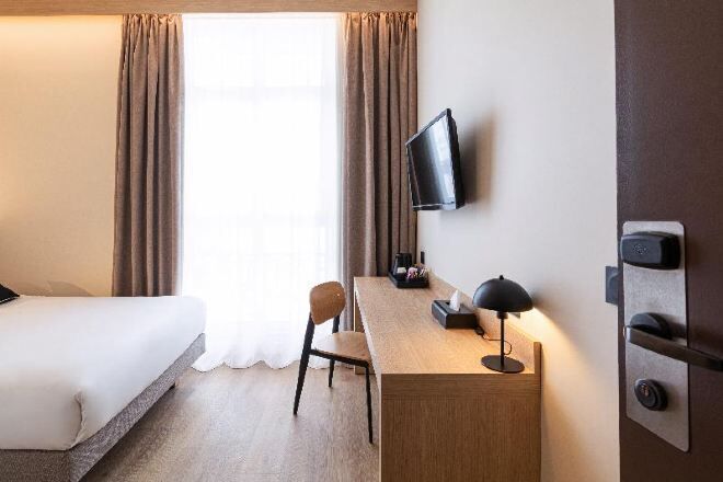 Escritorio, espacio para trabajar con un portátil, cortinas opacas