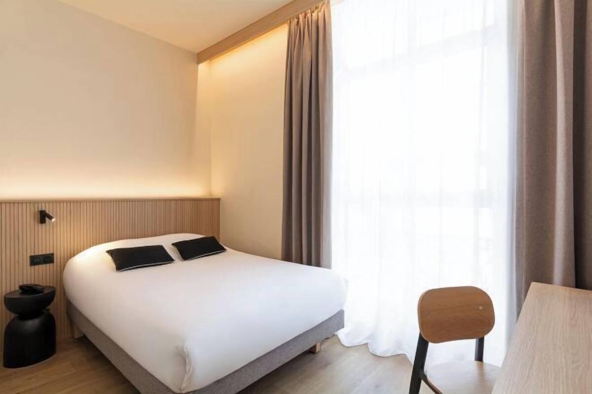 Bureau, espace de travail pour ordinateur portable, rideaux occultants