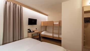 Une chambre avec un lit superposé, un bureau avec une chaise, une télévision et une armoire.