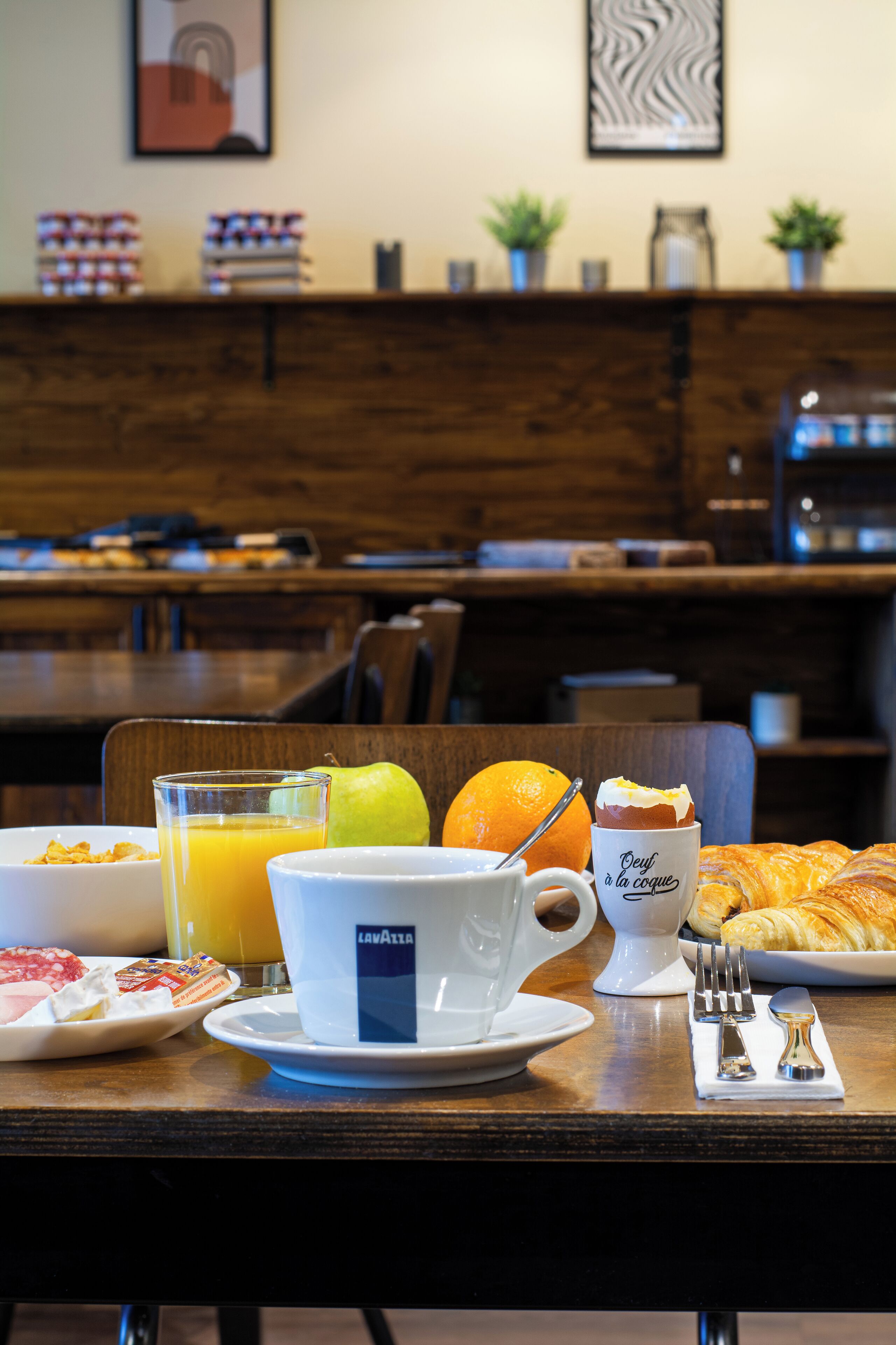 Bữa sáng buffet hàng ngày (13 EUR/mỗi người) 