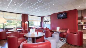 Serve café da manhã, almoço e jantar