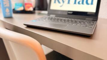 Ein Laptop auf einem Schreibtisch, auf dem das Wort 'Kyriad' angezeigt wird.