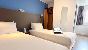 Escritorio, sistema de insonorización y tabla de planchar con plancha