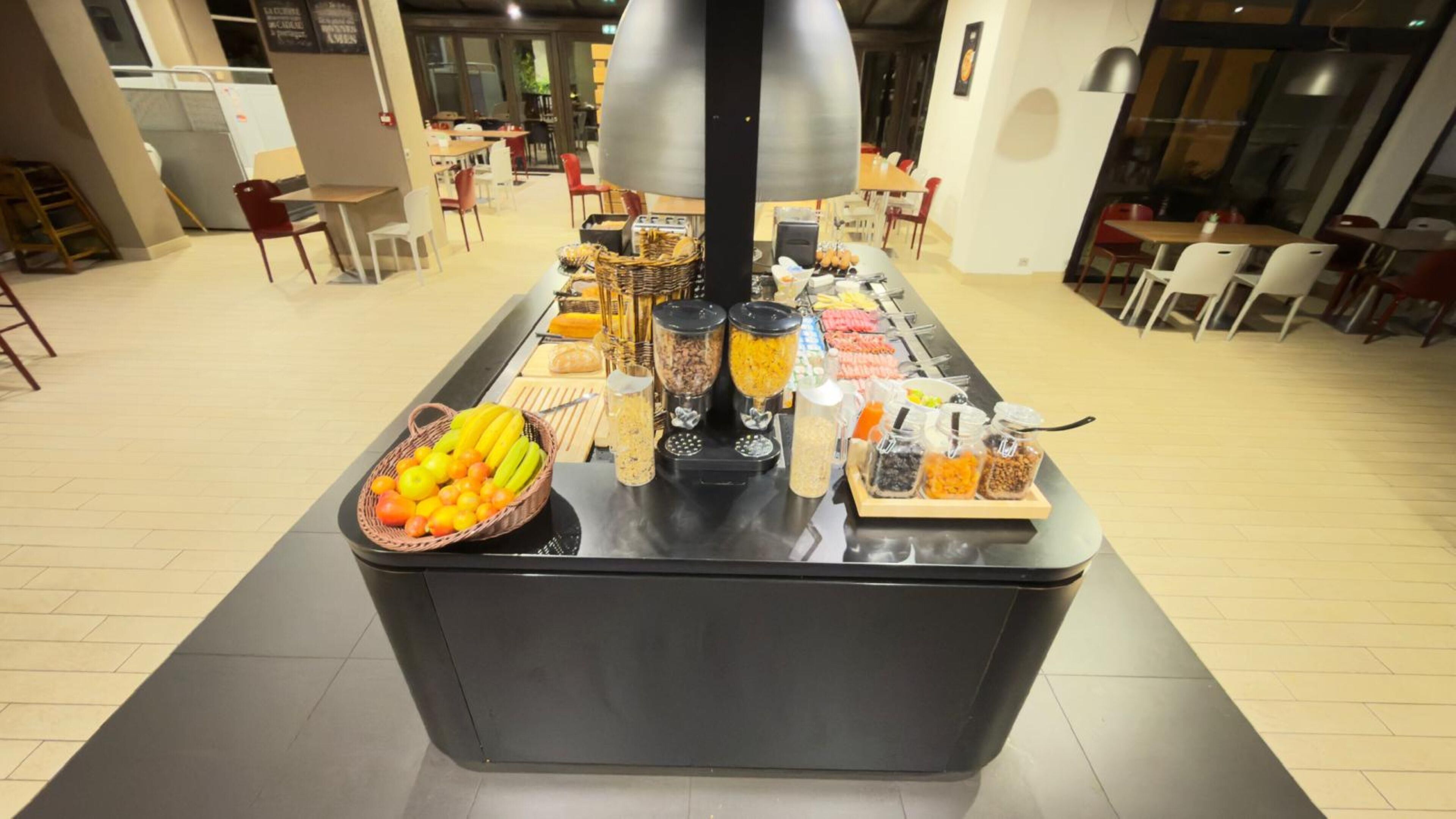 Un buffet proposant une variété de plats et une fontaine à boissons.